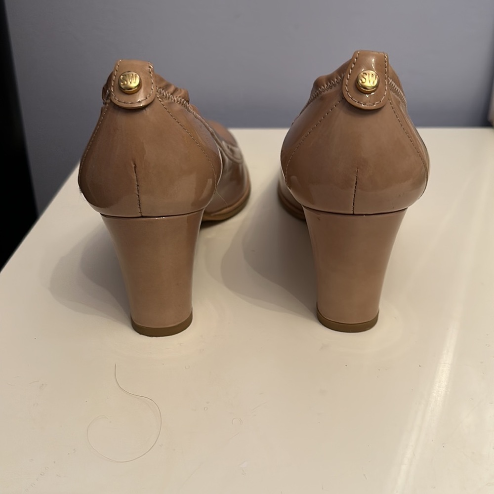 Pumps by Stuart Weitzman crème coloured gorgeous  shoes. - Picture 3 of 4